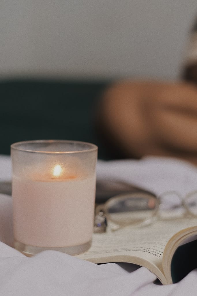 Calm tarot reading setup with candle and cards showing what to expect in a tarot reading