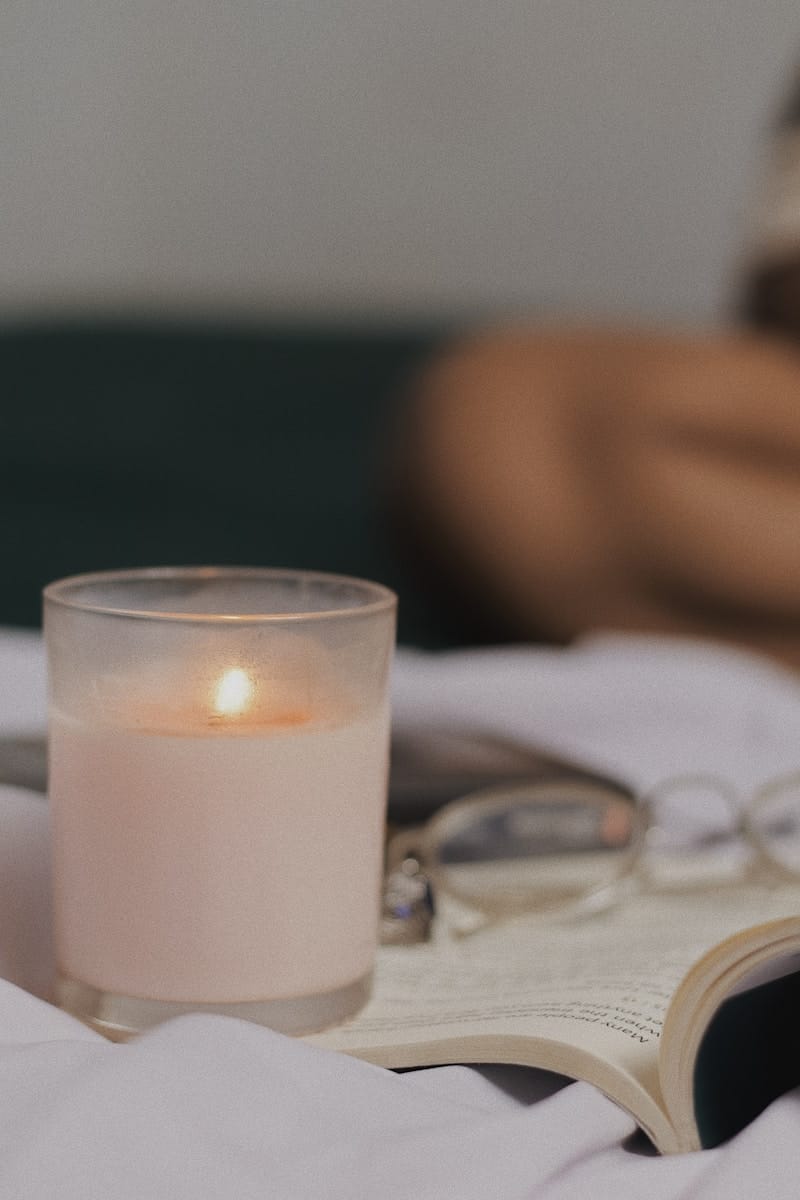 Calm tarot reading setup with candle and cards showing what to expect in a tarot reading